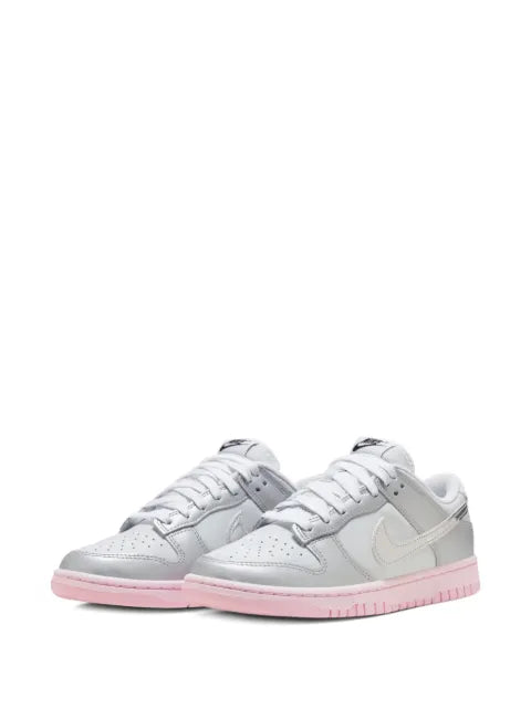 Nike Dunk Low sneakers