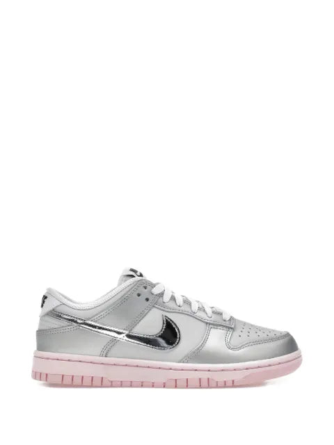 Nike Dunk Low sneakers