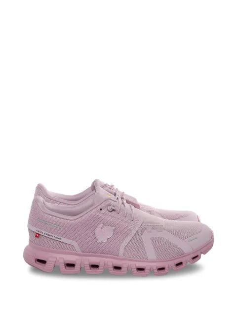 On logo patch sneakers